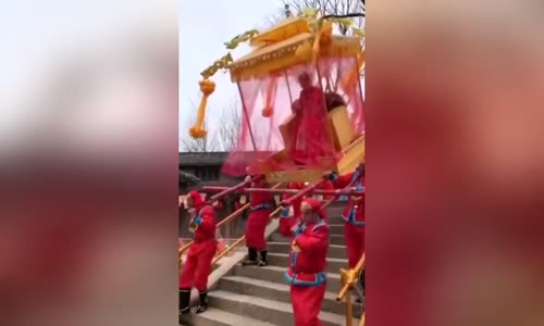 Tapınakta Tahttan Düşürülen Kadın