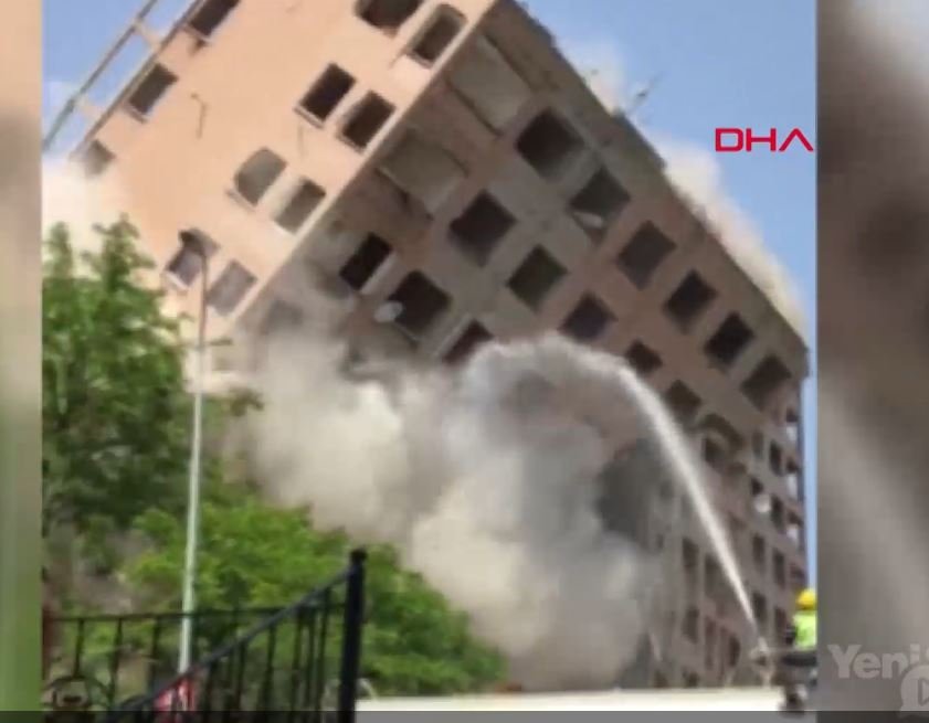 Bahçelievler'de Bir Bina Yıkım Sırasında Çöktü