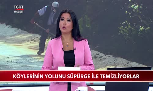 Köylerinin Yolunu Süpürge ile Temizliyorlar 