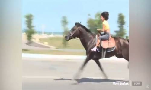 Azeri Kızın At Üstündeki Muhteşem Şovu