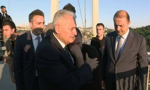 Köprüdeki Intihar Teşebbüsünü Başbakan Yıldırım Önledi