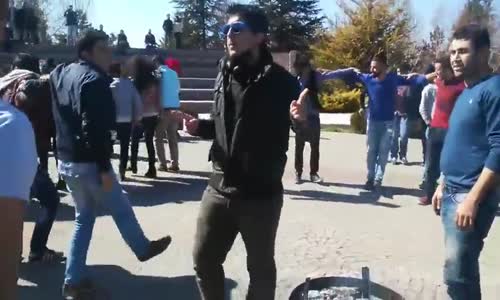 Anadolu Üniversitesi'ndeki Nevruz Halayını Troll'leyen Genç 