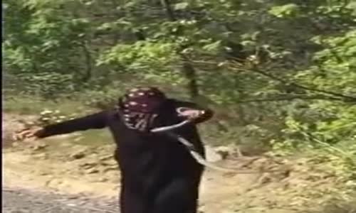 Çıplak Elle Yılan Yakalayan Teyze 