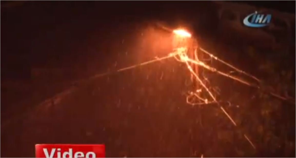 Bayrak Sevgisi Yağmur Tanımadı