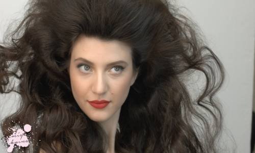 Hamiyet Akpınar Eyeliner Ve Kırmızı Ruj