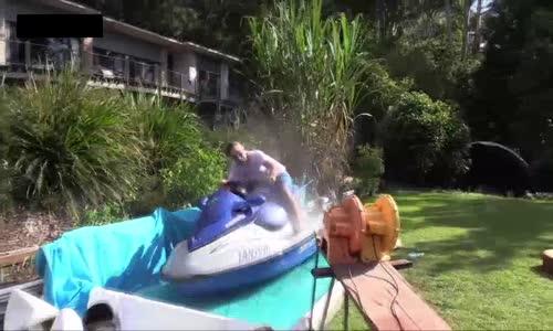 Karantinada: Avustralyalı Baba Bahçede Harika Jet Ski Binmek için farkındalığı