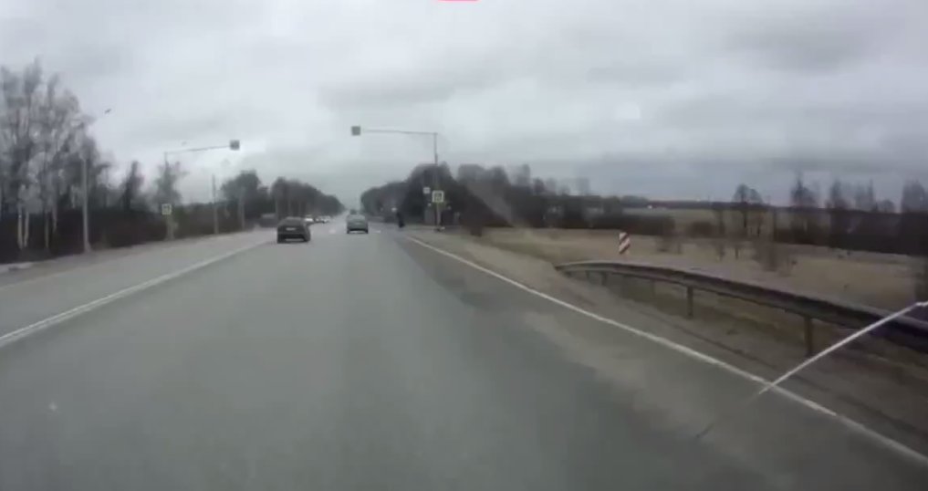 Sürücülere Kutsanmış Orta Parmak Gösteren Rahip