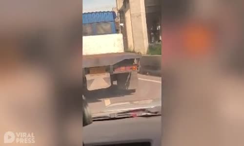 Sıkışan Trafikte Balık Tutan Sürücü 