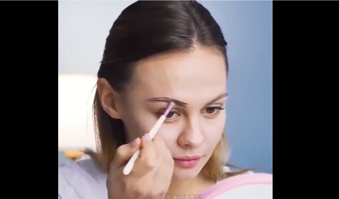 Salgın Gi̇bi̇ Yayılan Ve Denemeni̇z Gereken 23 Makyaj Tüyosu