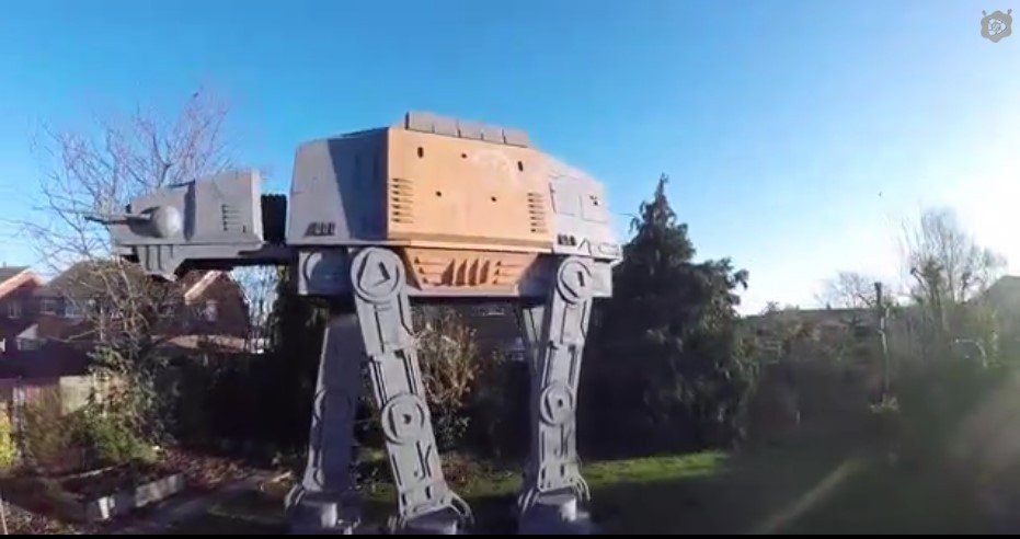 Çılgın Mucit Colin Furze Kendine 'AT-ACT Walker' Yaptı