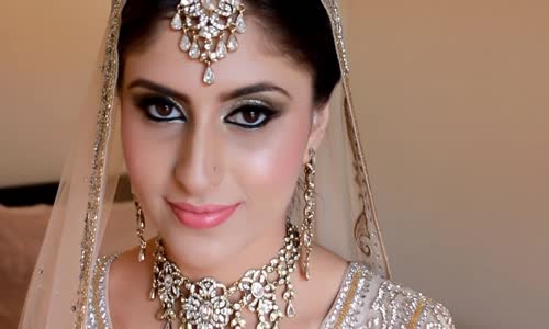 İşteee Hint Kızın Göz Kamaştıran Gelinliği...!!!