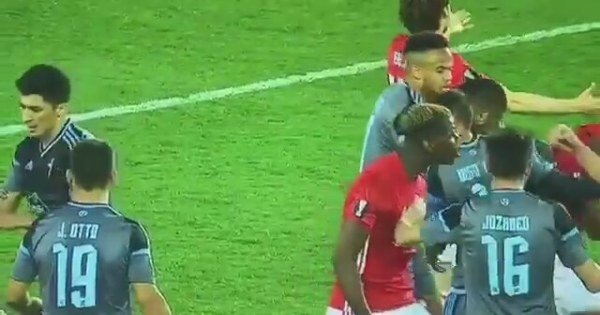 Manchester United ve Celta Vigo'lu Futbolcular Birbirine Girdi