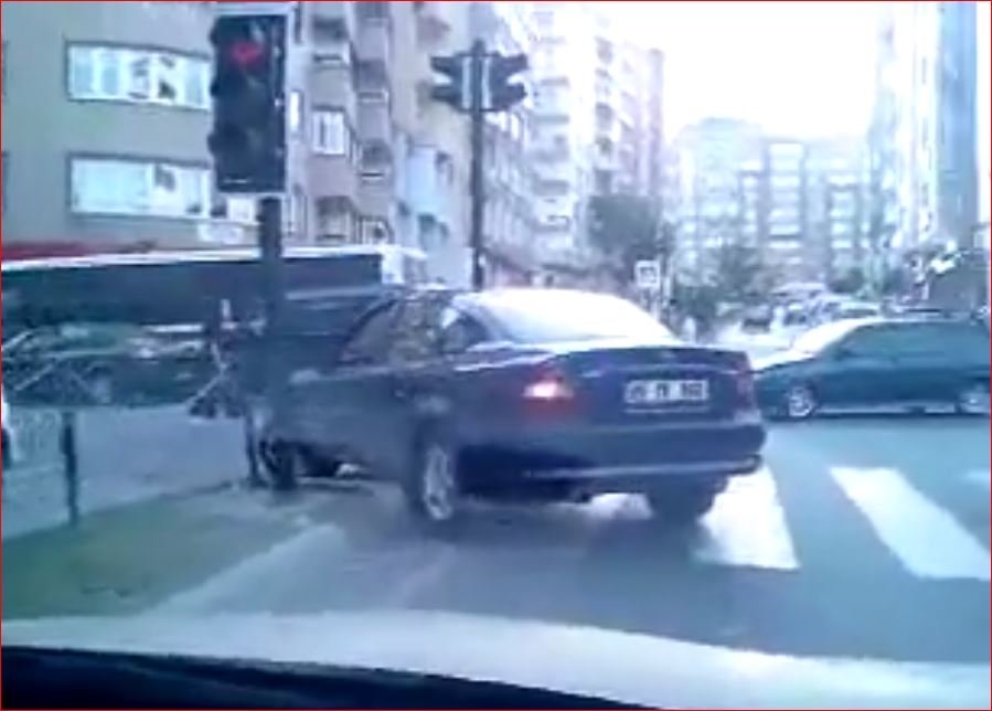 Yaya Yolundan Geçmeye Çalışan Bayan Sürücü