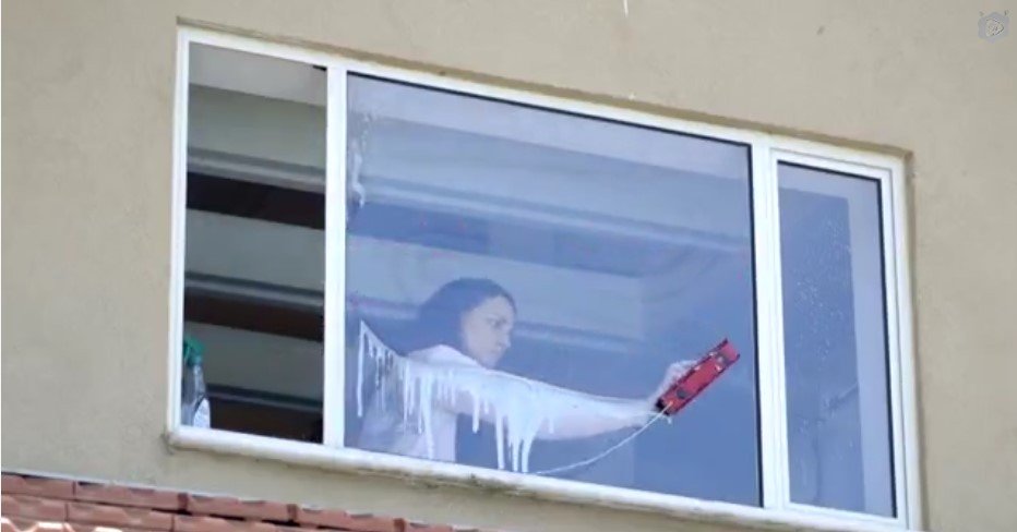 Ev Hanımlarına Müjde! Artık Camın İki Tarafını Birden Aynı Anda Silebileceksiniz!