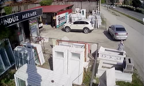 Boş Mezara Düşen Kadın 