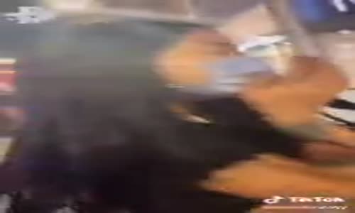 Taksim'de Rastgele Erkeklerin Ellerini Tutan Kadınlar 