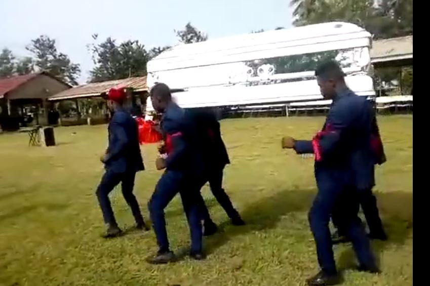 Dans Ettirilen Tabuttan Düşen Merhum