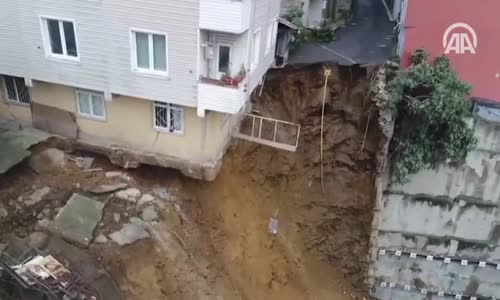 Beyoğlu’nda Çöken Binanın Yıkılma Anı Havadan Görüntülendi