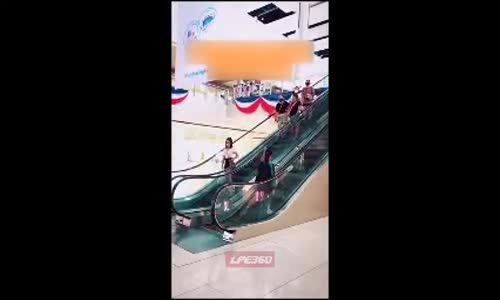 Yürüyen Merdiveni Şpagat Açarak Çıkan Manyak 