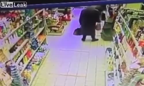 Rusya'da Corona Güvenli mesafeyi  Koruyamadığı için dayak yiyen kadın