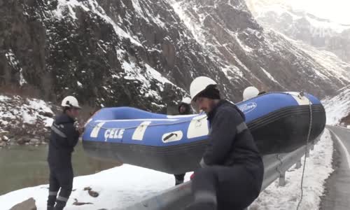 Elektrik arızasını gidermek için Zap Deresi'ni aşıp, dağa tırmandılar 