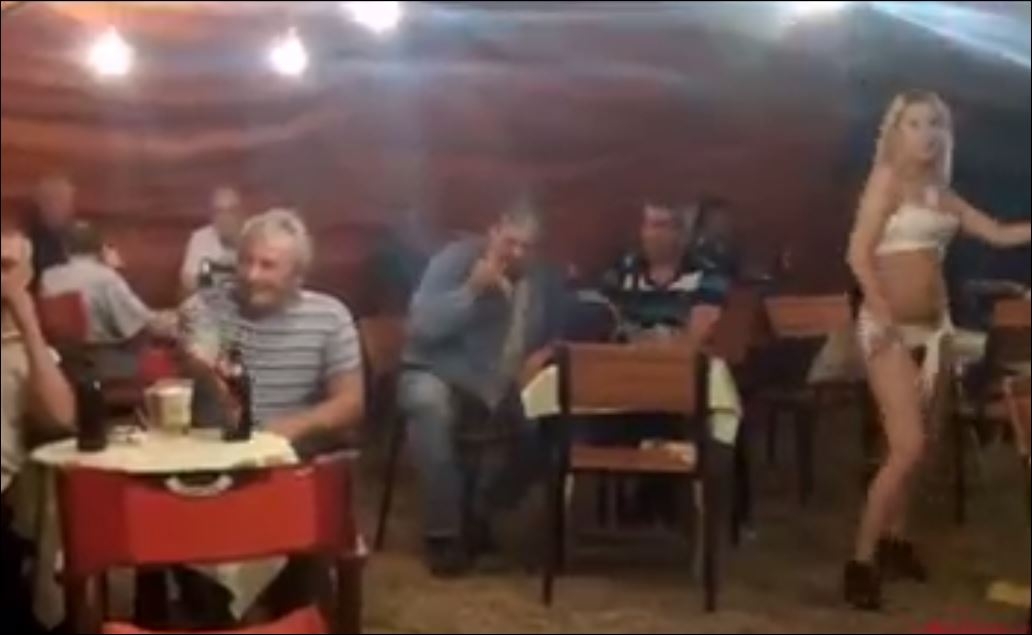 Dansı Ve Kıyafeti İle Yürek Hoplatan Hatun