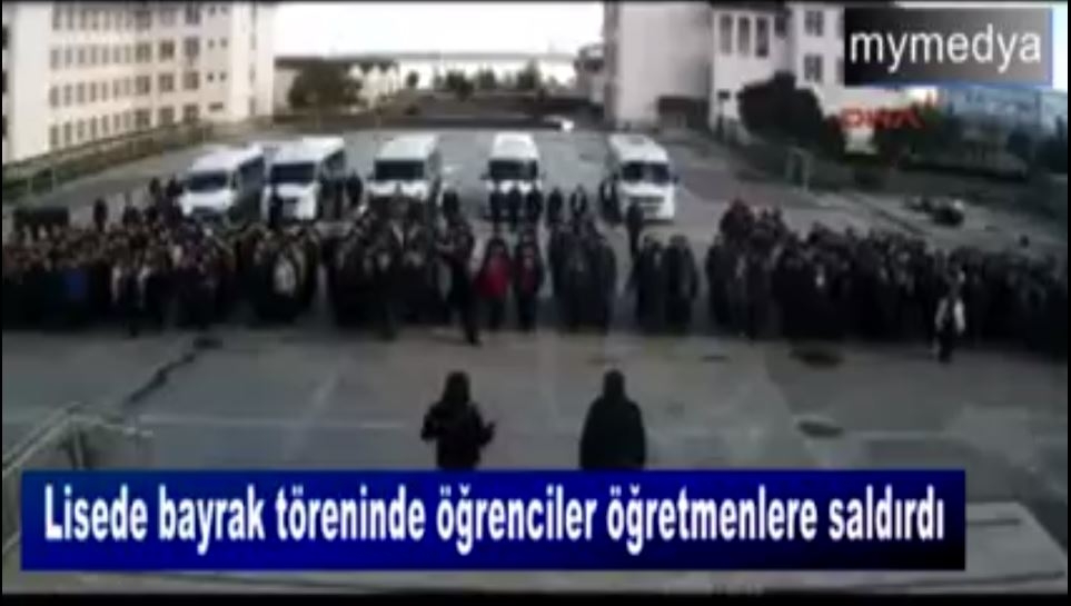Bayrak Töreninde Öğrencilerden Öğretmene Saldırı