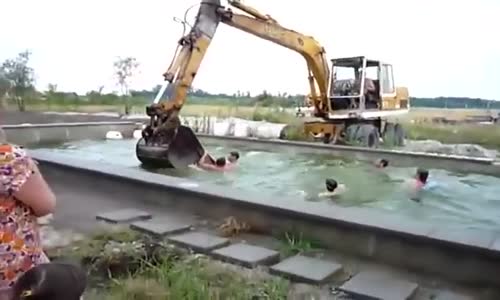 Kepçe ile Havuzda Eğlenen İnsanlar