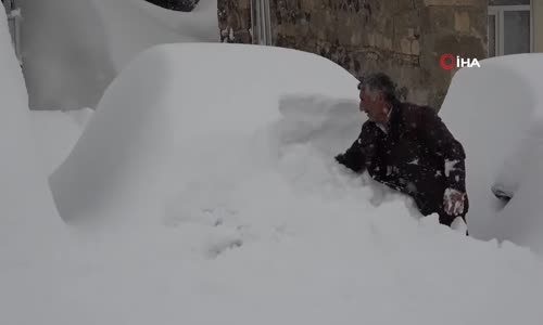 Muş’ta Bir Köy Güne Metrelerce Kar Sürpriziyle Uyandı 