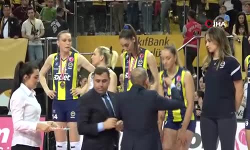 Şampiyon VakıfBank kupasını aldı 
