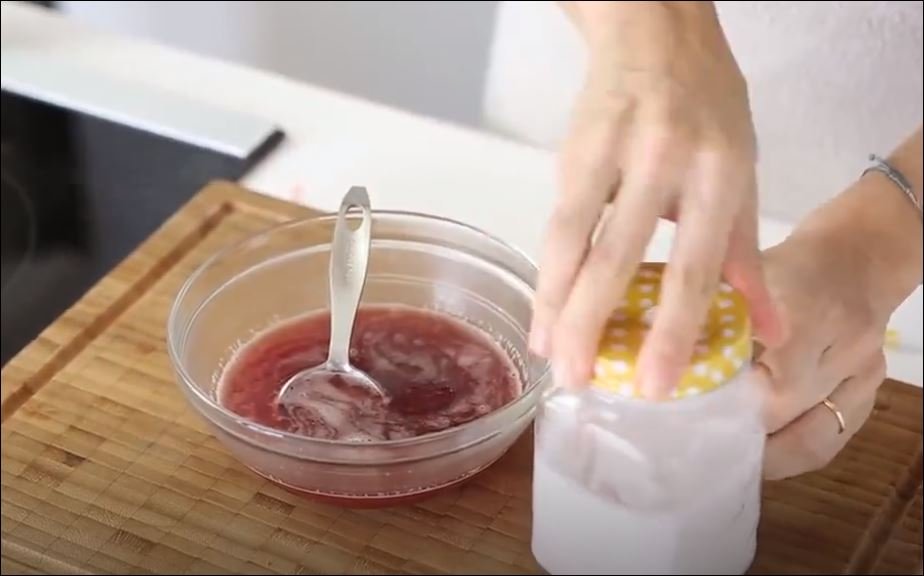 Çilekli Süt Nasıl Yapılır