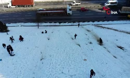 TEM bağlantı yolu kenarında çocukların karda tehlikeli oyunu 