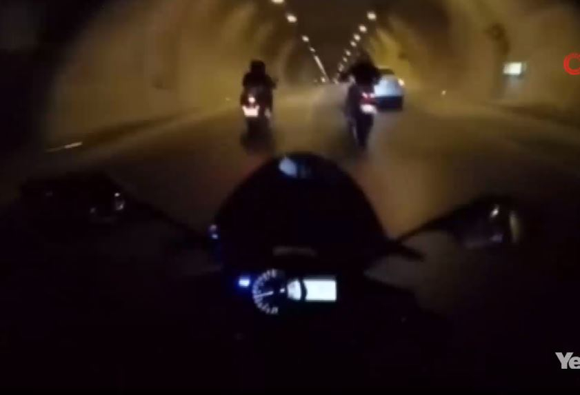 Tek Tekerlek Üzerinde Gitmeye Çalışan Motosikletli Kaza Yaptı
