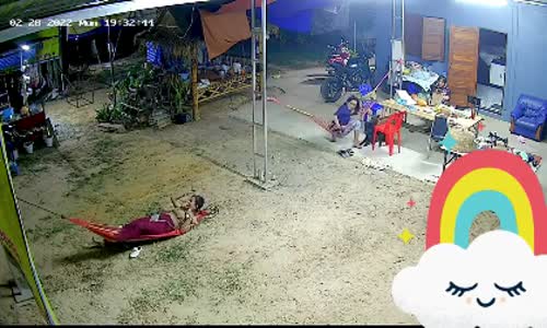 Hamağın Kopmasıyla Kendini Yerde Bulan Kadın 