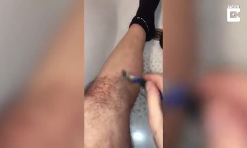 Bacak Kıllarından Kendine Sakal Yapan Genç 