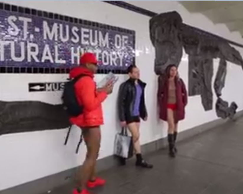 New York’ta Pantolonsuz Metro Yolculuğu