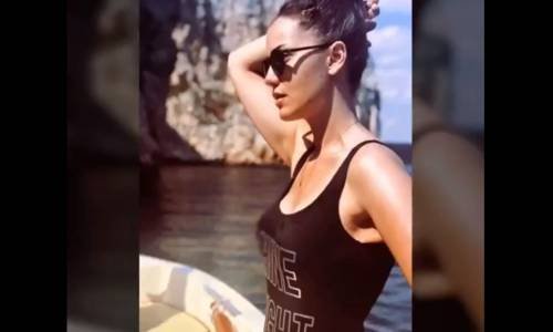 Fahriye Evcen Tatil'de Denizin Ortasında Çekilmiş Fotosunu Paylaştı