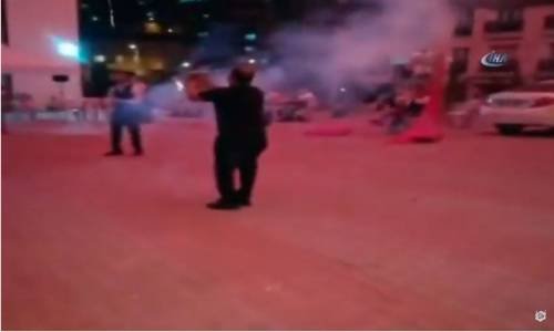 Havai Fişek Kutusunu Elinde Patlatmak İsteyen Adam