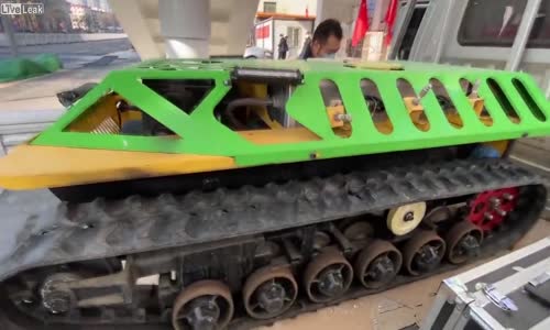 Çin Mini Tankları COVID-19 ile Mücadele İçin Dezenfekte Ediyor.