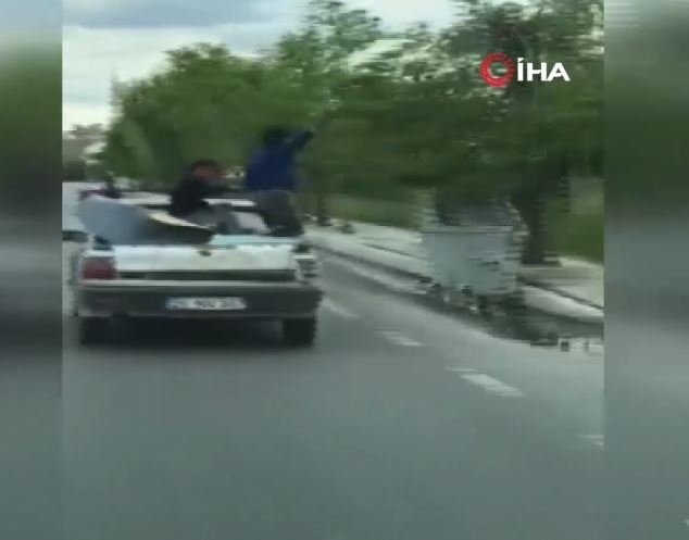 Çocuklar Hareket Halindeki Aracın Bagaj Kapağına Oturdu!