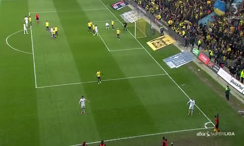 Sahaya Ölü Fare Fırlattılar!