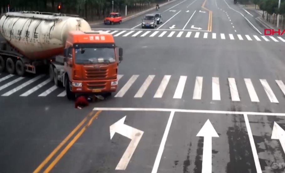 Kadın Motosikletlinin TIR'ın Altından Mucize Kurtuluşu Kamerada