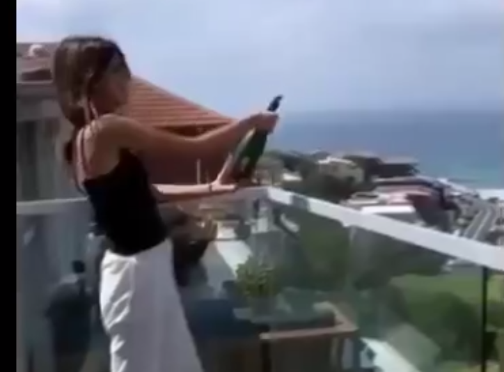 Şampanya Şişesiyle Birlikte Patlatan Kız