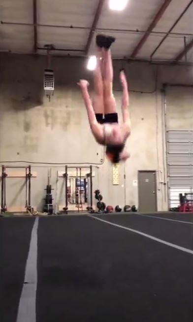 Takla Atarken Gaz Kaçıran Kız