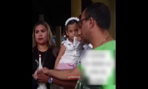 Kilisede Boğaz Kesme Hareketi Yapan Ufaklık