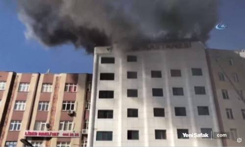 Sultanbeyli'de Özel Bir Hastanenin Çatısında Yangın Çıktı