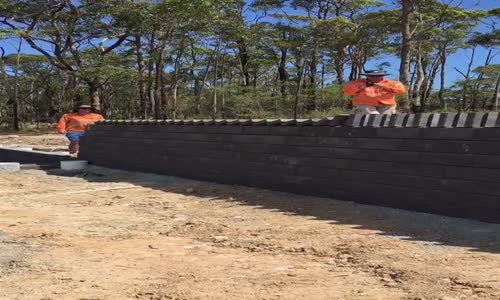 Briketleri Domino Taşı Gibi Kullanıp Yerlerine de Cuk Diye Oturtan İşçiler