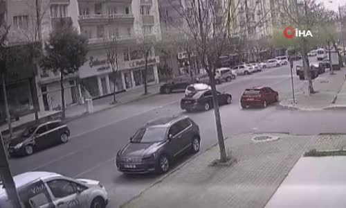 Kontrolsüz Dönüşün Zincirleme Kazayla Sonuçlandığı Kaza Anı Kamerada 