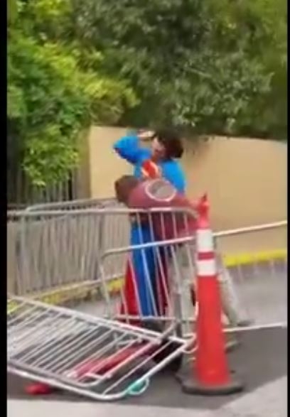 Evsiz Adamı Döven Superman Kostümlü Adam 