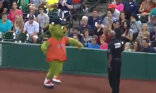 Sahada Kendinden Geçen Güvenlik Görevlisi